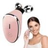 Mulher segurando massageador facial com microcorrente EMS