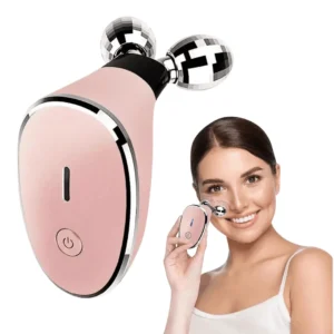 Mulher segurando massageador facial com microcorrente EMS