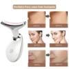 Mulher utilizando massageador facial LED no pescoço e contorno do rosto