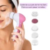 Mulher usando escova elétrica facial 5 em 1