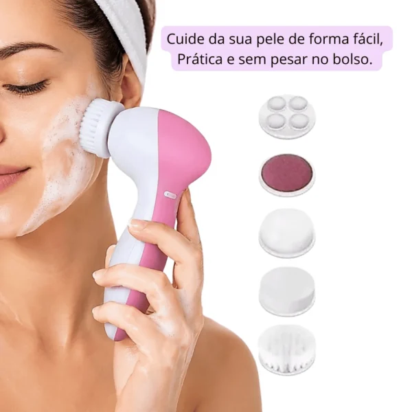 Mulher usando escova elétrica facial 5 em 1